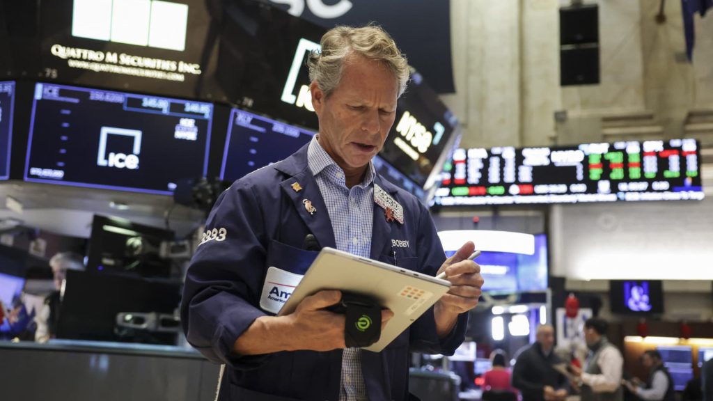 S&P 500 tries to hold gains Friday. Plus, more portfolio earnings on the horizon