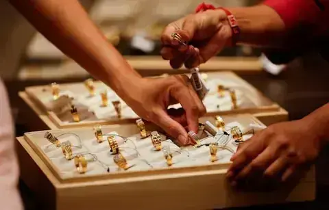 Gold price per tola falls Rs3,300 in Pakistan – Markets