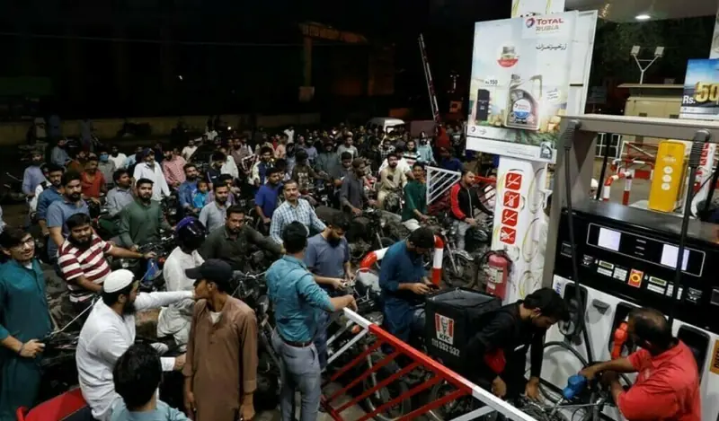 Govt hikes petrol price by Rs2.43, diesel by Rs3.02 per litre – Pakistan