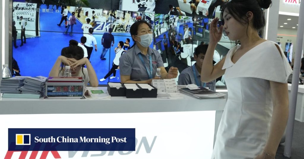 US bans new Chinese telecoms gear, citing national security risks