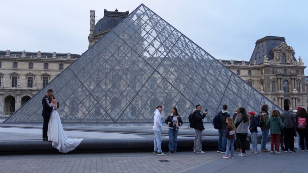 Suspects arrested in Louvre museum crown jewels theft