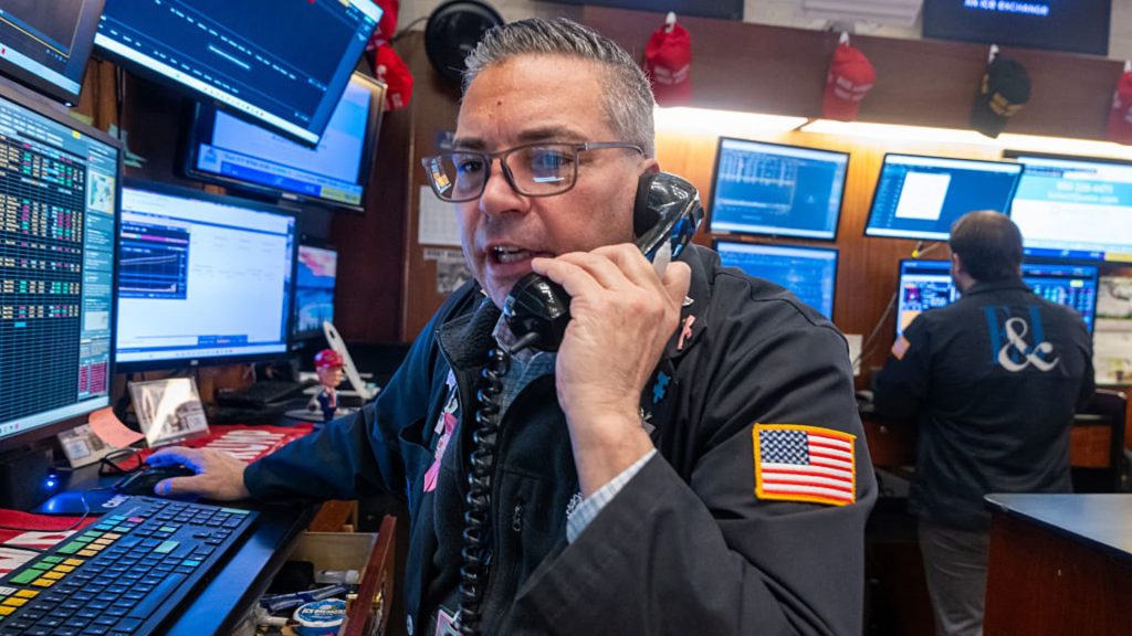 2 bank CEOs talk up the consumer. Plus, another Danaher buy call