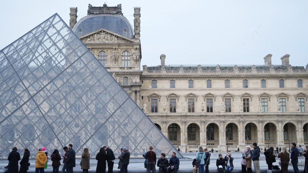 Louvre reopens fully after staff vote to suspend strike